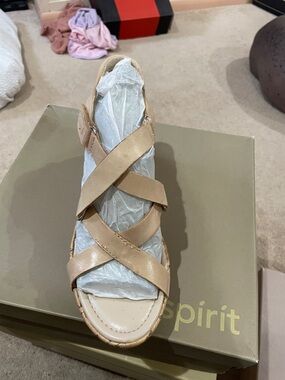 Easy Spirit Women’s Tan Crisscross Leather Sandal